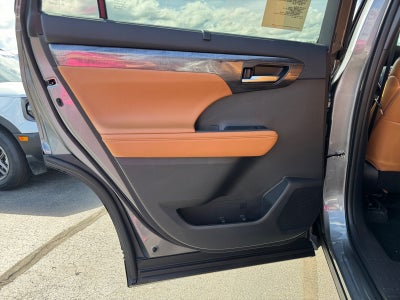 2026 Toyota Highlander Hybrid Platinum